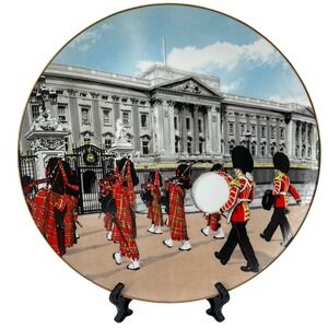 Limited Edition Buckingham Palace Changing Guard Fine Porcelain Plate